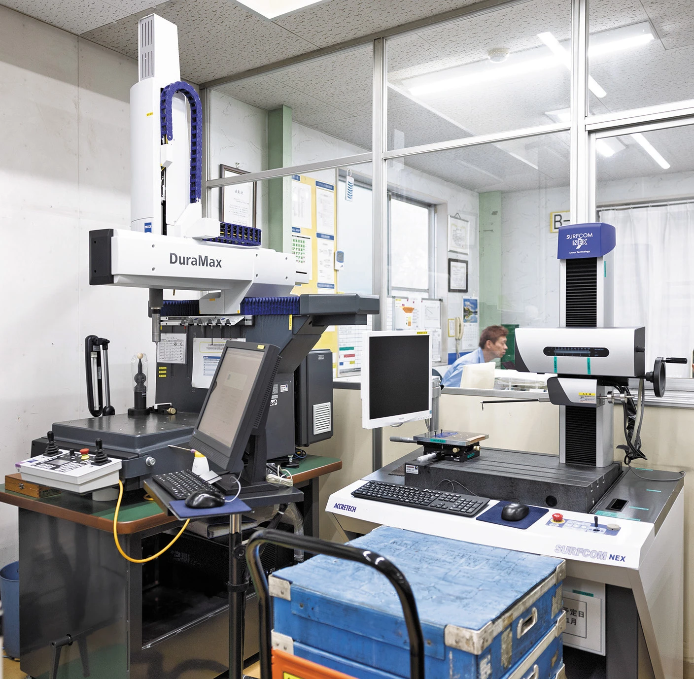 表面粗さ・輪郭形状測定機 SURFCOM NEX（右） 三次元座標測定機 ZEISS DuraMax（左）