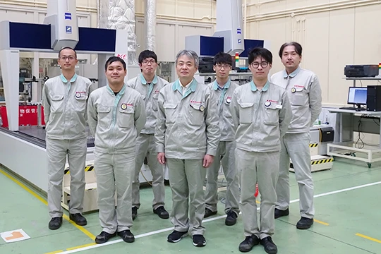 ブリスク測定機ご担当の市川様、加藤様(左手前)、西神検査課の皆さま